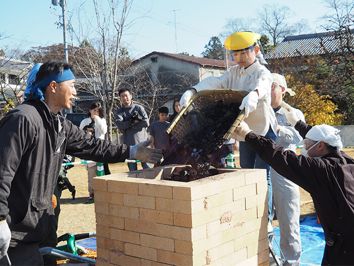 【イベントレポート】貝印、「刃物のまち」である岐阜県関市でたたら製鉄の公開操業を実施～ 伝統技術「関鍛冶たたら製鉄」を公開、小学生が玉鋼づくりを体験 ～